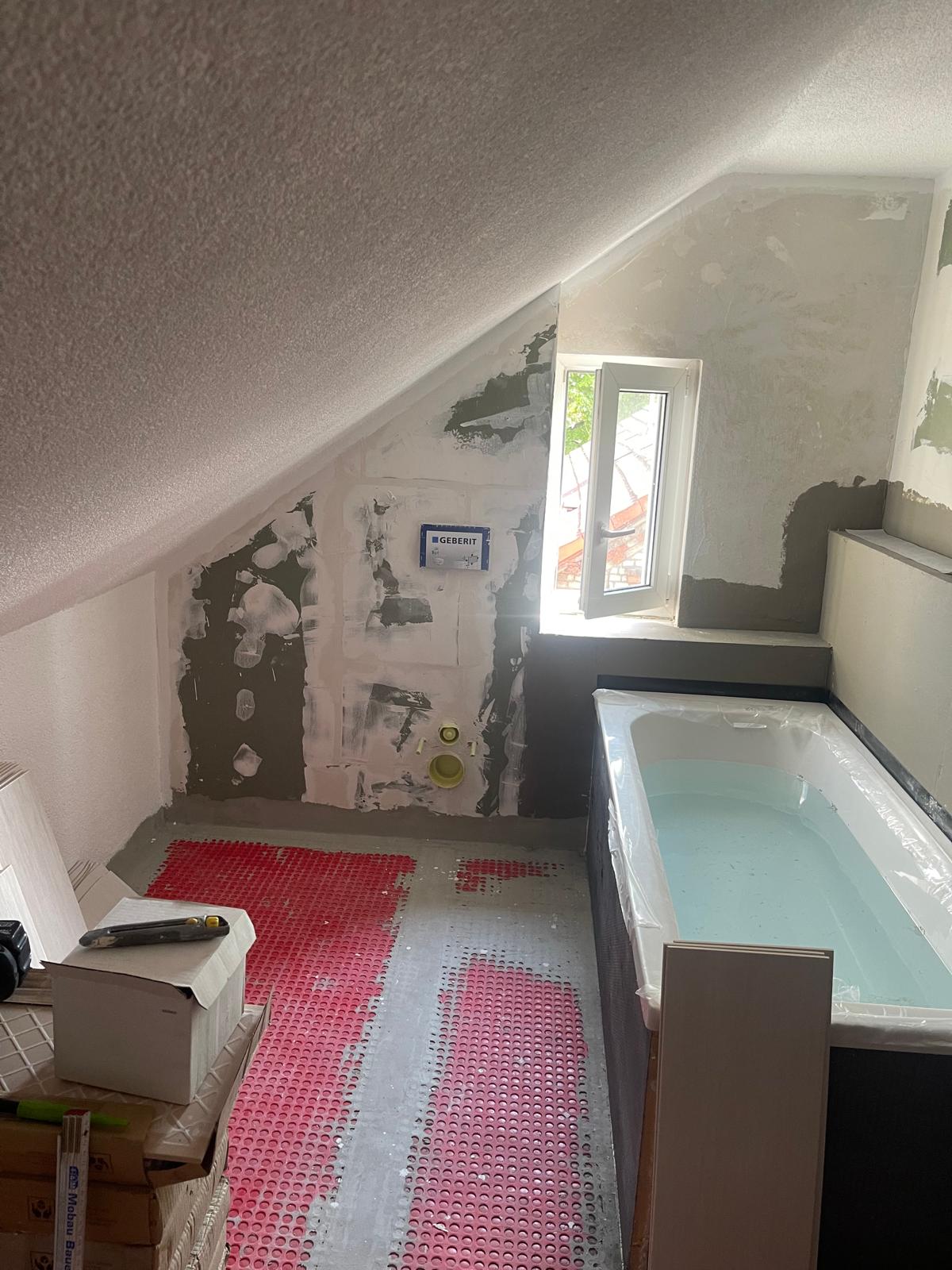 Vorbereiteter Untergrund für Fliesenarbeiten in einem Badezimmer im Dachgeschoss