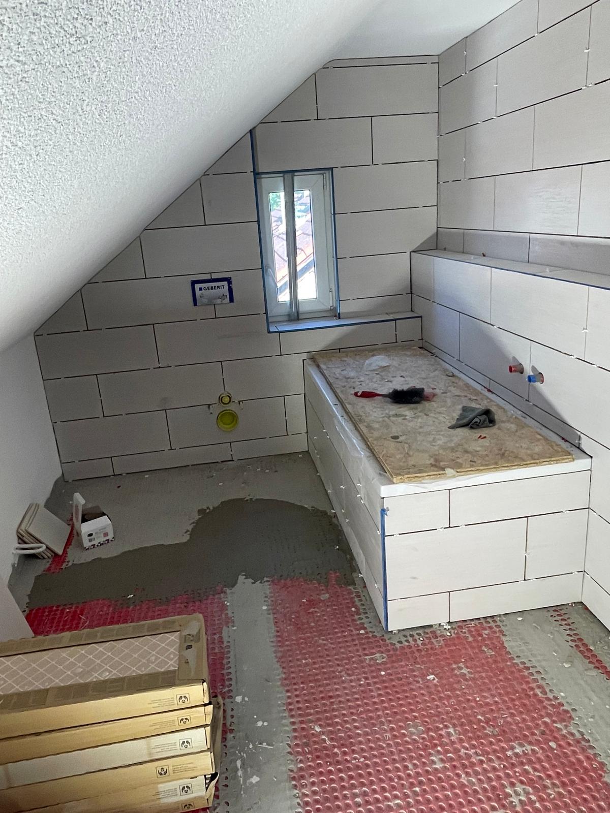 Großformatige Wandfliesen während der Verlegung in einem Badezimmer
